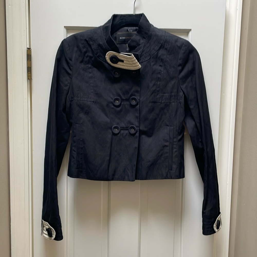 BCBG cropped cotton black jacket with ivory details.
